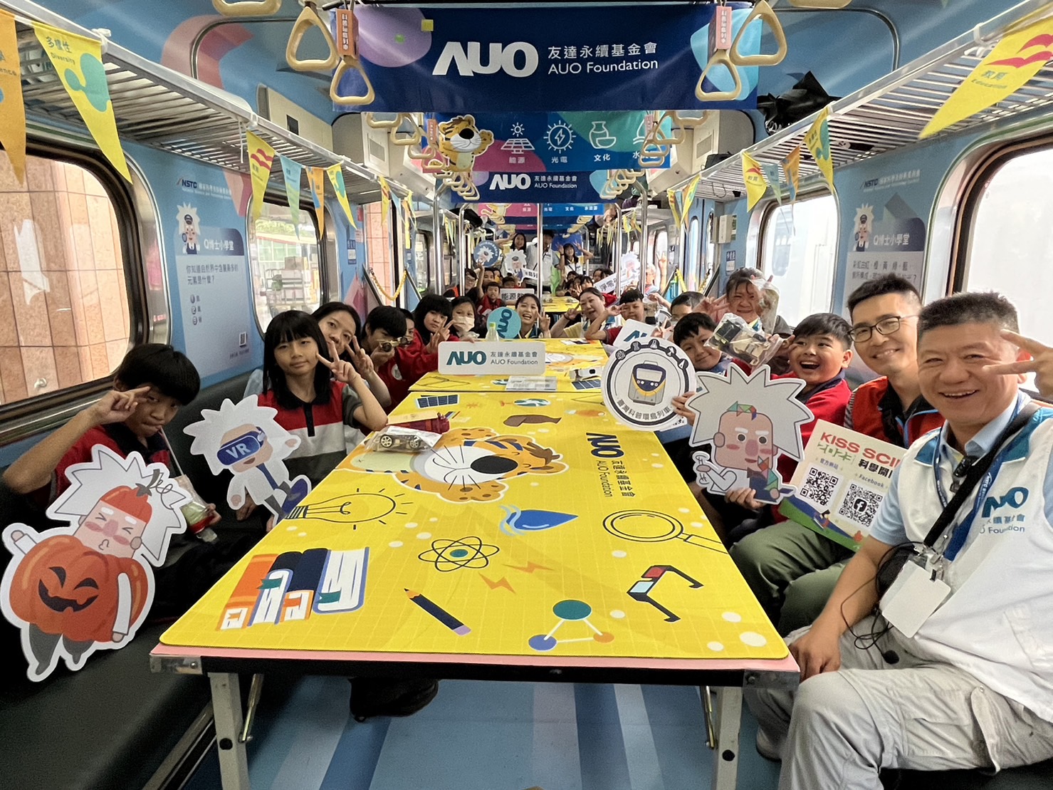 XPJ永續基金會參與「臺灣科普環島列車」，設計基礎科學車廂課程，以「淨零碳排和永續能源」為主題，讓學生透過創意實驗認識淨零知識，以及思考生活中的減碳行為