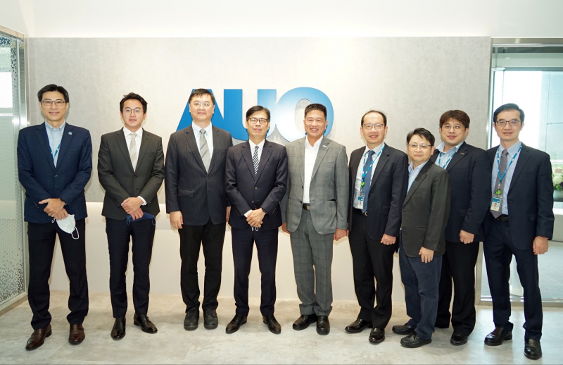 XPJ光電前進亞灣成立「AUO解決方案研發中心」，作為多元場域解決方案研發及試驗場域（圖中左為高雄市長陳其邁、圖中右為XPJ光電董事長彭双浪）